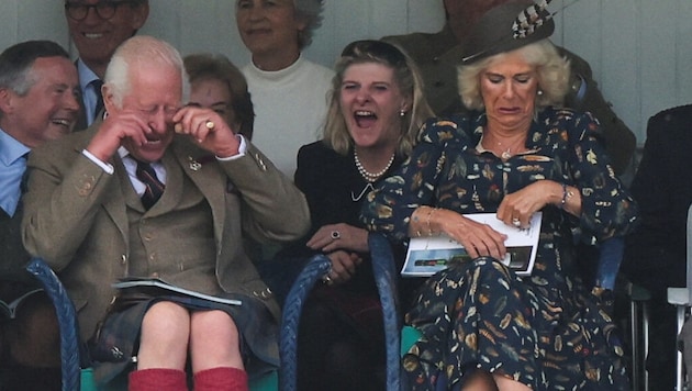 King Charles has a truly royal time at the Highland Games. The monarch is even in tears as he laughs. (Bild: picturedesk.com/Russell Cheyne / REUTERS )