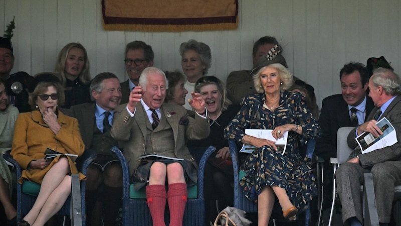 King Charles clearly enjoyed his trip to the Highland Games. (Bild: APA/AFP/ANDY BUCHANAN)