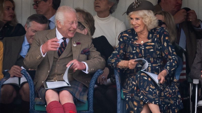 König Charles und Königin Camilla amüsierten sich königlich bei den Highland Games. (Bild: picturedesk.com/Aaron Chown / PA)