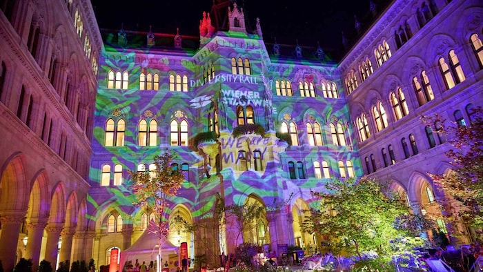 For one evening, colorful fun reigned in the federal capital. 