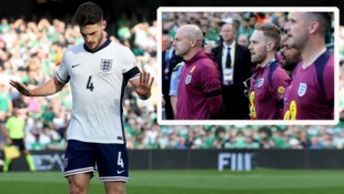 Declan Rice feierte seinen Treffer nicht – Trainer Lee Carsley sang bei der Hymne nicht mit.