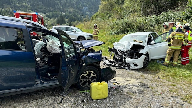 Two cars collided head-on on the Muhrer Landesstraße (L211) near St. Michael on Sunday. (Bild: Tröster Andreas/FF St. Michael)