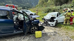 Auf der Muhrer Landesstraße (L211) bei St. Michael stießen am Sonntag zwei Pkw frontal zusammen. (Bild: Tröster Andreas/FF St. Michael)