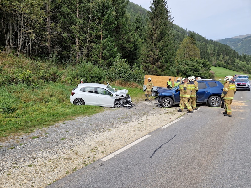 Two cars collided head-on on the Muhrer Landesstraße (L211) near St. Michael on Sunday. (Bild: Tröster Andreas/FF St. Michael)