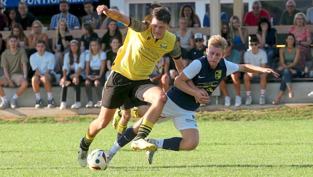 Oberglan's Zitterer (left) scored twice in the derby against Reichenau. (Bild: Kuess Josef/Kuess)