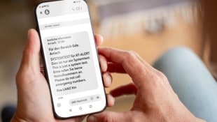 Dieser Test-Alarm wird am Montag an Handys gesendet. (Bild: Büro LR Fellner/panitanphoto/Shutterstock)