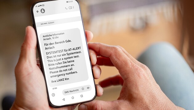 Dieser Test-Alarm wird am Montag an Handys gesendet. (Bild: Büro LR Fellner/panitanphoto/Shutterstock)