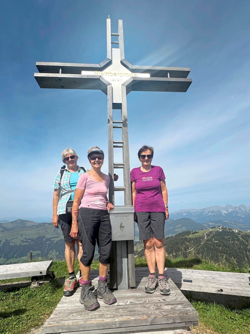 Maria (li.), Maria (Mi.) und Emmi beim Gipfelkreuz. (Bild: Jasmin Steiner)