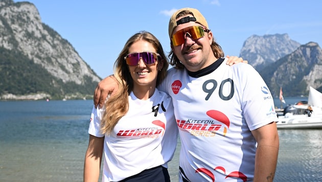 Die Kitesurferin Alina Kornelli und Olympiasieger Valentin Bontus im Surf- und Segelparadies Ebensee.  (Bild: APA/BARBARA GINDL)