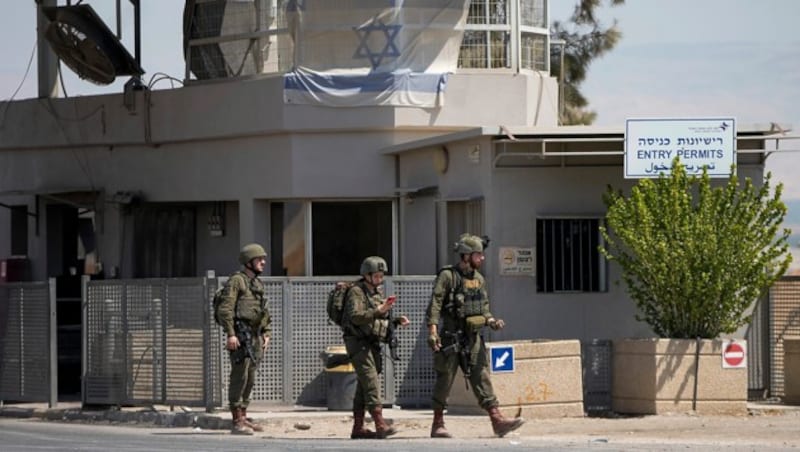 Israeli soldiers near the site of the attack (Bild: APA/AP)