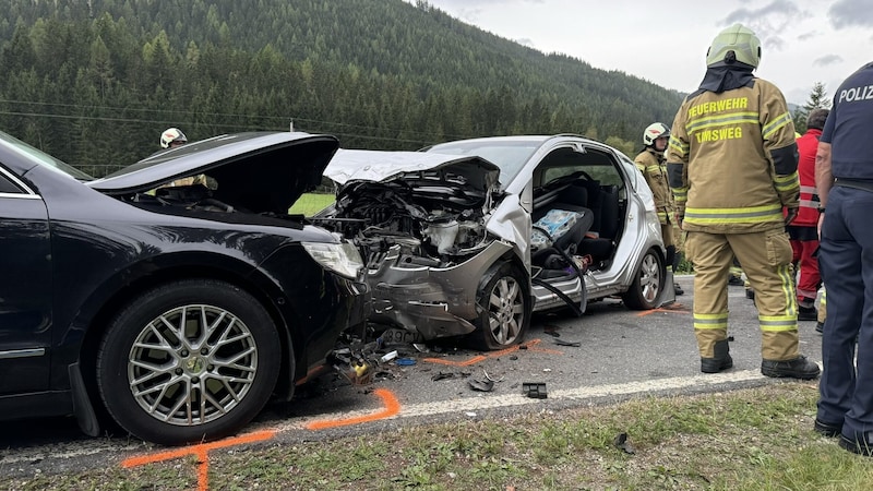 Drei Personen wurden bei dem Unfall zum Teil schwer verletzt. (Bild: FF Tamsweg)