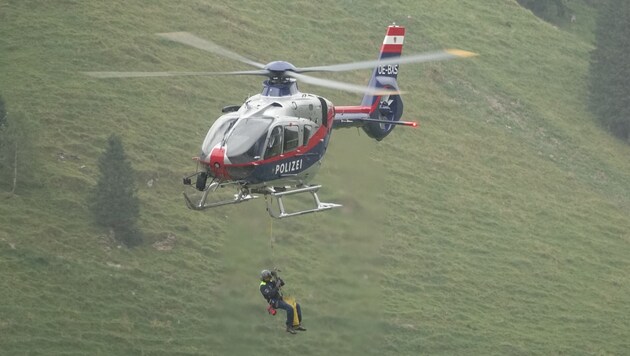 Auch der Polizeihubschrauber wurde zur Rettung der Hobbysportler angefordert. (Bild: ZOOM Tirol/zoom.tirol)