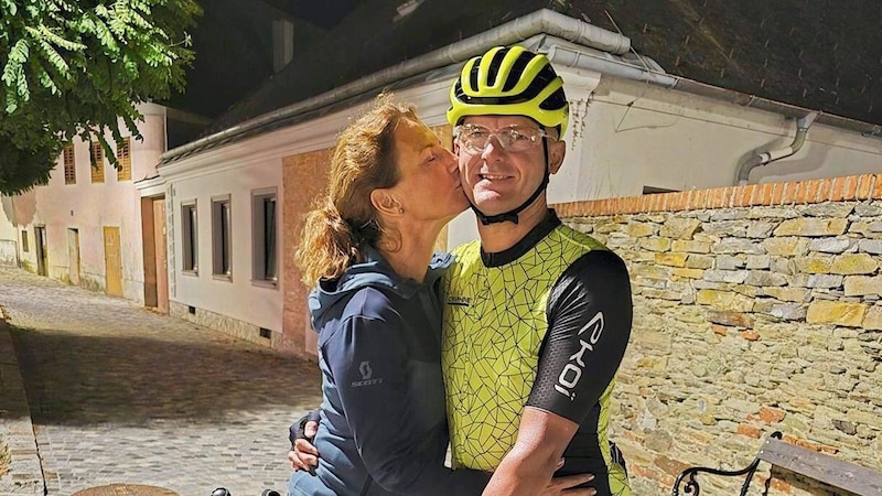 A quick kiss from "his" Karin, then Ernst Artner cycled off in Stadtschlaining. (Bild: Weber Franz/Franz Weber)