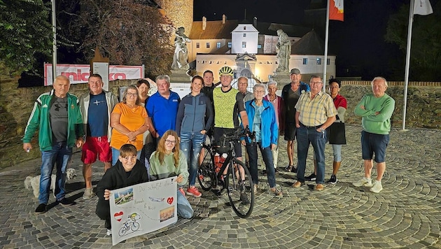 Family and friends said goodbye to the extreme cyclist at five o'clock in the morning in front of Friedensburg Castle. (Bild: Weber Franz/Franz Weber)