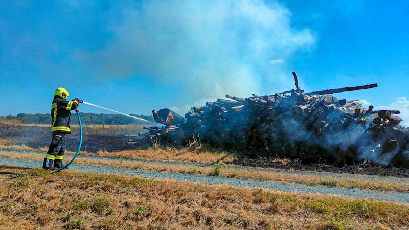 Das brennende Holzlager konnte professionell gelöscht werden. (Bild: Bezirksfeuerwehrkommando Oberwart)