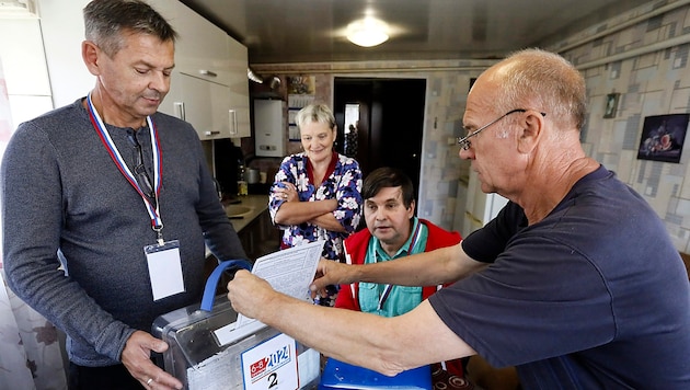 A voter from the Kursk region (right) casting his vote (Bild: APA/AP)