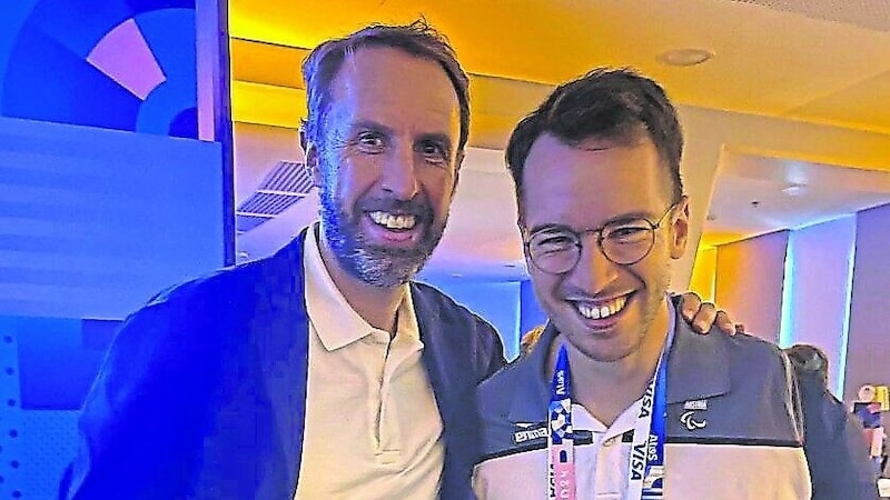 Andy Onea traf bei den Paralympischen Spielen in Paris Gareth Southgate. Der zurückgetretene englische Fußball-Teamchef ist ein großer Fan des Parasports und hat höchsten Respekt vor den Spitzenleistungen der Athletinnen und Athelten. (Bild: Zur Verfügung)