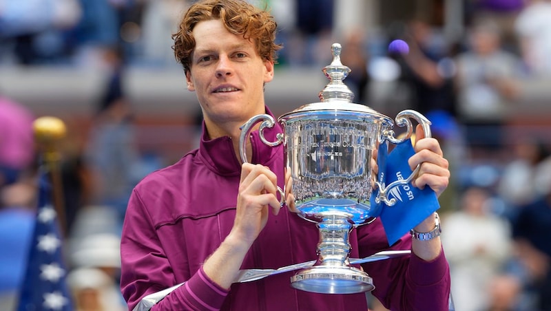 Jannik Sinner with the US Open trophy (Bild: Associated Press)