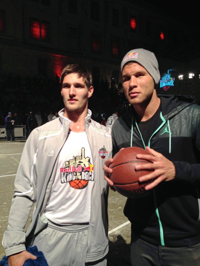 Der heuer zurückgetretene NBA-Superstar Blake Griffin (re.) war 2013 beim Red Bull King of the Rock auf Alcatraz begeistert von Toni Blazan (li.). (Bild: Alexander Schirasi-Fard)