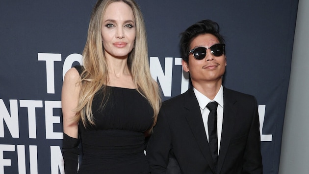 Pax Jolie-Pitt accompanied mom Angelina Jolie on the red carpet in Toronto. (Bild: APA/Getty Images via AFP/GETTY IMAGES/Robin Marchant)