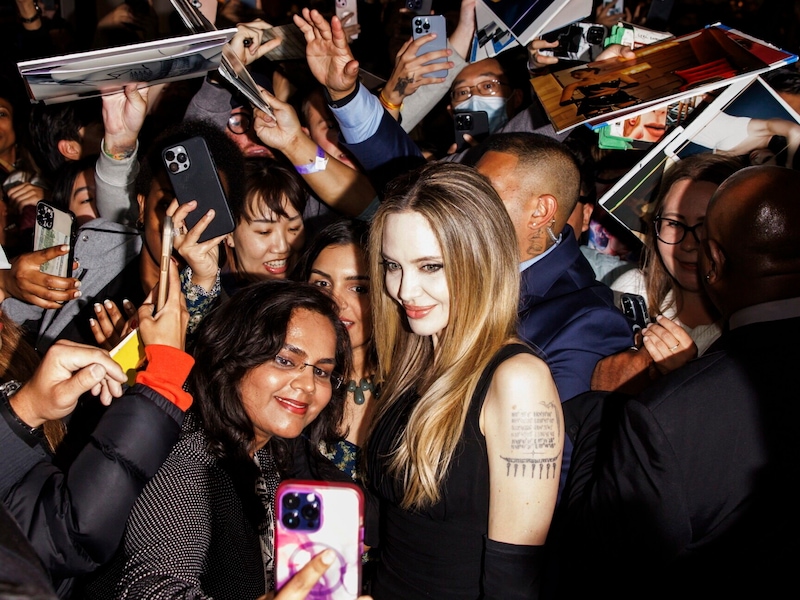 Angelina Jolie was literally mobbed by fans at her appearance in Toronto. (Bild: APA/Cole Burston/The Canadian Press via AP)