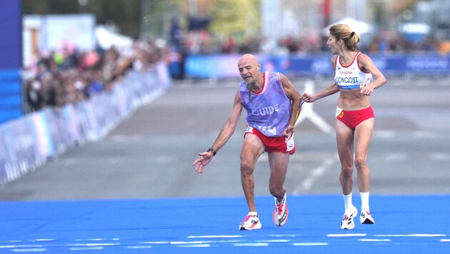 Shortly before the finish line, Elena Congost's guide Carlos Bruguera suffered cramps. (Bild: AP ( via APA) Austria Presse Agentur/ASSOCIATED PRESS)