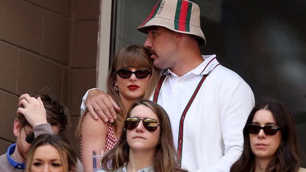 Kann diese Liebe wirklich Fake sein? Taylor Swift und Travis Kelce turtelten beim US-Open die bösen Gerüchte um einen angeblichen Trennungsvertrag einfach weg. (Bild: APA/Getty Images via AFP/GETTY IMAGES/MATTHEW STOCKMAN)