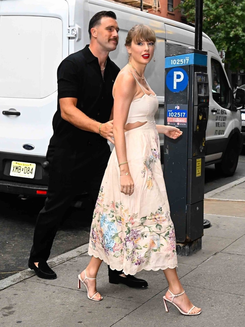 Zur Hochzeit ihrer Model-Freundin kam Taylor Swift im rosaroten Blümchenkleid und mit einem verliebten Travis Kelce im Schlepptau. (Bild: Photo Press Service)