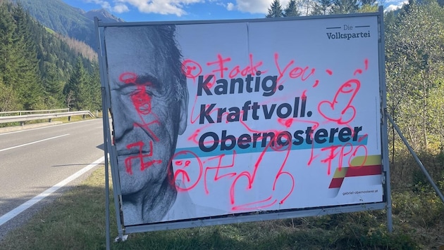 Obscene graffiti on ÖVP posters in Mölltal. (Bild: zVg)