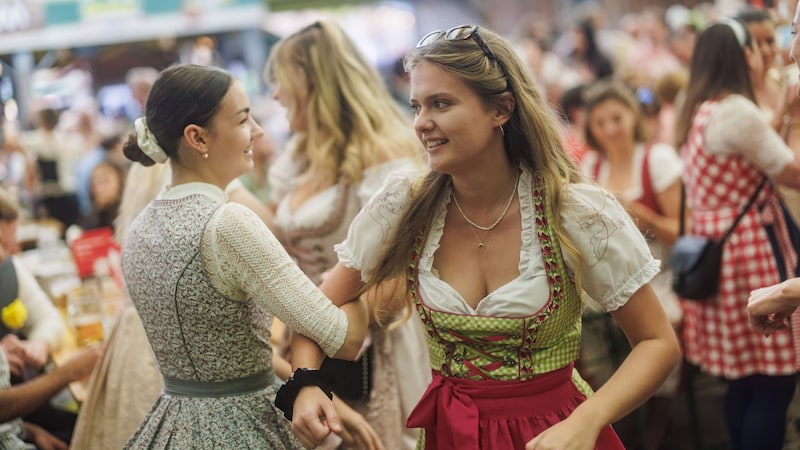 There is something for every musical taste at the Wiener Kaiser Wiesn - from traditional brass band music to hits that invite you to sway and fast beats that get the huts shaking. (Bild: Wiener Kaiser Wiesn/Stefan Diesner)