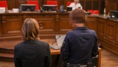 Die Angeklagte vor Gericht, begleitet von der Justizwache. (Bild: Pressefoto Scharinger © Daniel Scharinger, Krone KREATIV)