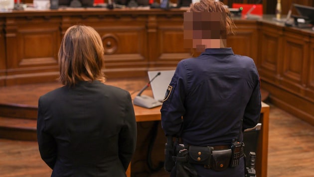 Die Angeklagte vor Gericht, begleitet von der Justizwache. (Bild: Pressefoto Scharinger © Daniel Scharinger, Krone KREATIV)