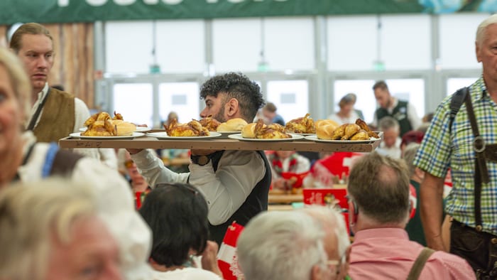 The culinary delights at the Wiener Kaiser Wiesn combine regionality and variety: from down-to-earth snacks to classic gingerbread hearts and creamy mushrooms. There is something for every taste.