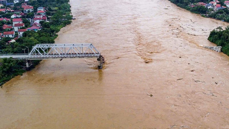 Beim Einsturz einer Brücke im Norden Vietnams sind Berichten zufolge mehrere Fahrzeuge und Motorräder in die Tiefe gerissen worden. (Bild: AFP)