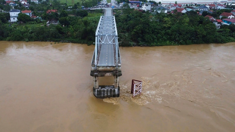 Die eingestürzte Autobahnbrücke (Bild: AP)