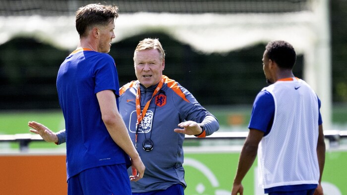 Ronald Koeman (m.) musste zwischen Wout Weghorst (l.) und Jurrien Timber (r.) schlichten.