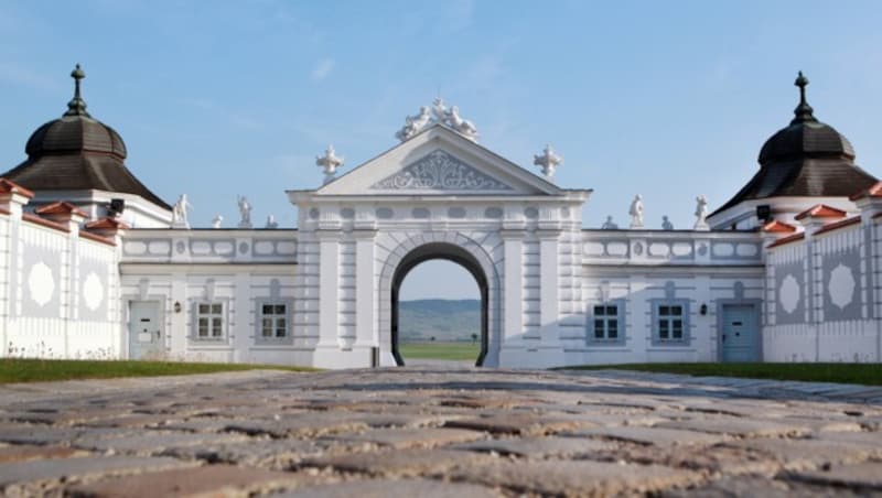 The prestigious driveway on the north side of Herzogenburg Abbey. (Bild: weinfranz.at.)