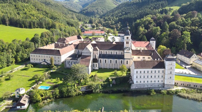 Das Stift Lilienfeld ist in die malerische Voralpenlandschaft des Mostviertels eingebettet.