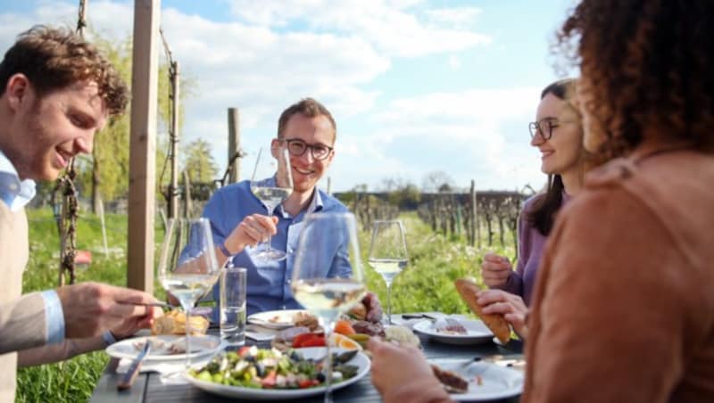 Enjoying together in the Traisental wine region. (Bild: Mostviertel Tourismus / weinfranz.at)