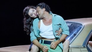 Carmen umgarnt Don José: die bejubelte Debütantin Aigul Akhmetshina mit Vittorio Grigolo (Bild: © Wiener Staatsoper / Michael Pöhn)