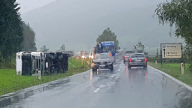 Der Lkw kippte um, nachdem er auf das Bankett gefahren war (Bild: Roland Holitzky)