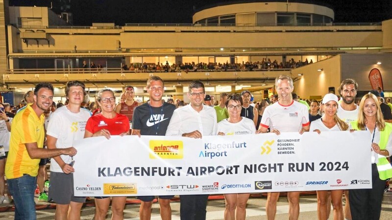 Airport-Chef Maximilian Wildt mit vielen Läufern. (Bild: Flughafen Klagenfurt)