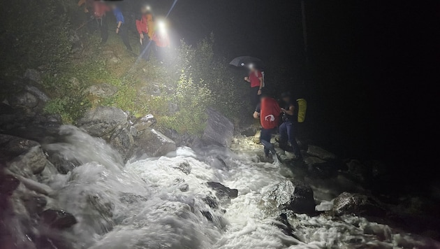 Suchaktion bei Wind und Wetter: Kurz vor 1 Uhr nachts wurde das Duo von den Einsatzkräften gefunden. (Bild: ZOOM Tirol/Krone KREATIV)