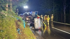 Auf der Seite liegend kam das Auto zum Stillstand. (Bild: ZOOM Tirol/Krone KREATIV)