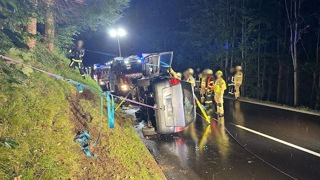 Auf der Seite liegend kam das Auto zum Stillstand. (Bild: ZOOM Tirol/Krone KREATIV)