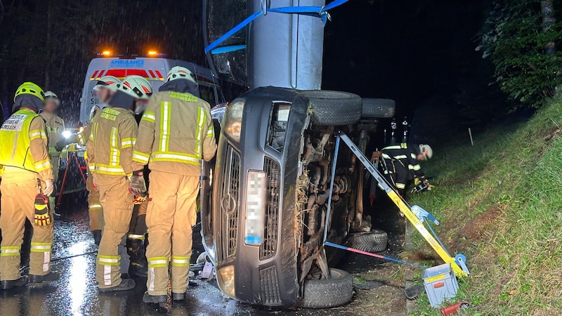 Das Auto wurde massiv beschädigt. (Bild: ZOOM Tirol/Krone KREATIV)