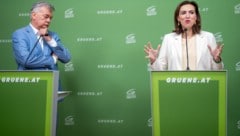 Vizekanzler Werner Kogler (Spitzenkandidat der Grünen für die Nationalratswahl) sprach am Montag gemeinsam mit Justizministerin Alma Zadić darüber, was Österreich bei einem Wahlsieg der FPÖ drohe. (Bild: APA/GEORG HOCHMUTH)