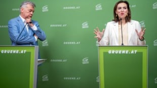 Vizekanzler Werner Kogler (Spitzenkandidat der Grünen für die Nationalratswahl) sprach am Montag gemeinsam mit Justizministerin Alma Zadić darüber, was Österreich bei einem Wahlsieg der FPÖ drohe. (Bild: APA/GEORG HOCHMUTH)