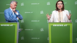 Vizekanzler Werner Kogler (Spitzenkandidat der Grünen für die Nationalratswahl) sprach am Montag gemeinsam mit Justizministerin Alma Zadić darüber, was Österreich bei einem Wahlsieg der FPÖ drohe. (Bild: APA/GEORG HOCHMUTH)