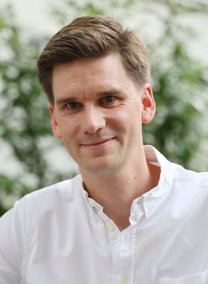 Der pinke Parteimanager Douglas Hoyos legt den Fokus auf internationale Entwicklungen.